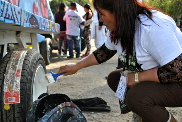 elsy-pintando-su-carroza.jpg