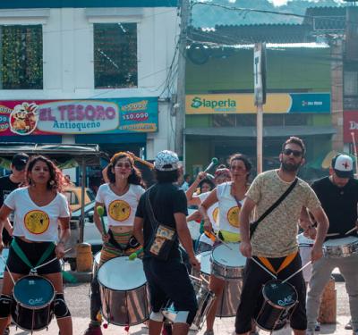 Rugen los garroteros en el Festival de la Tigra