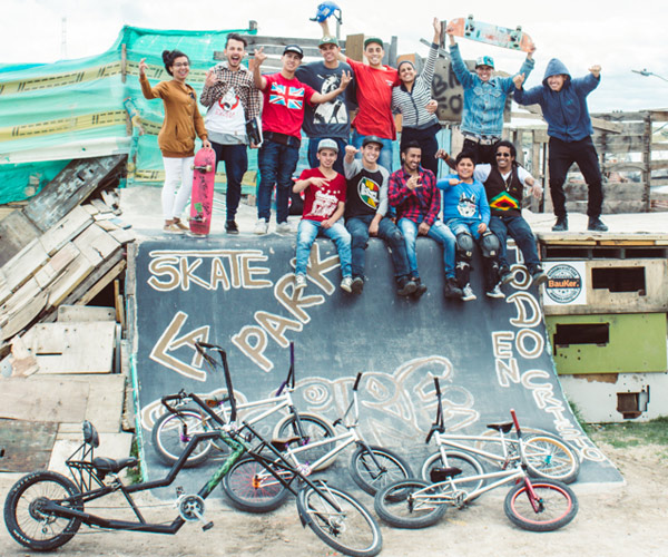 Sobre esta rampa improvisada en Ciudad Bolívar conviven el BMX y el skateboarding