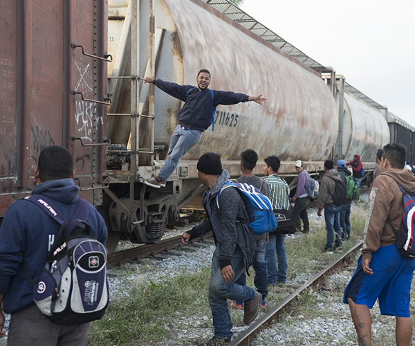En la fotografía de Pablo Allison se encuentran el drama de la migración y el grafiti