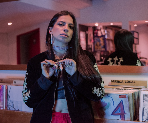 n las letras de sus canciones, cargadas de RnB noventero y sonidos del Pacífico, esta artista colombochipriota de 26 años