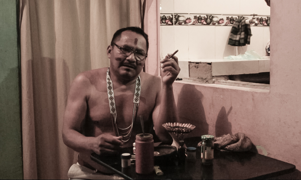 eduardo_en_mesa_con_tabaco_1.jpg