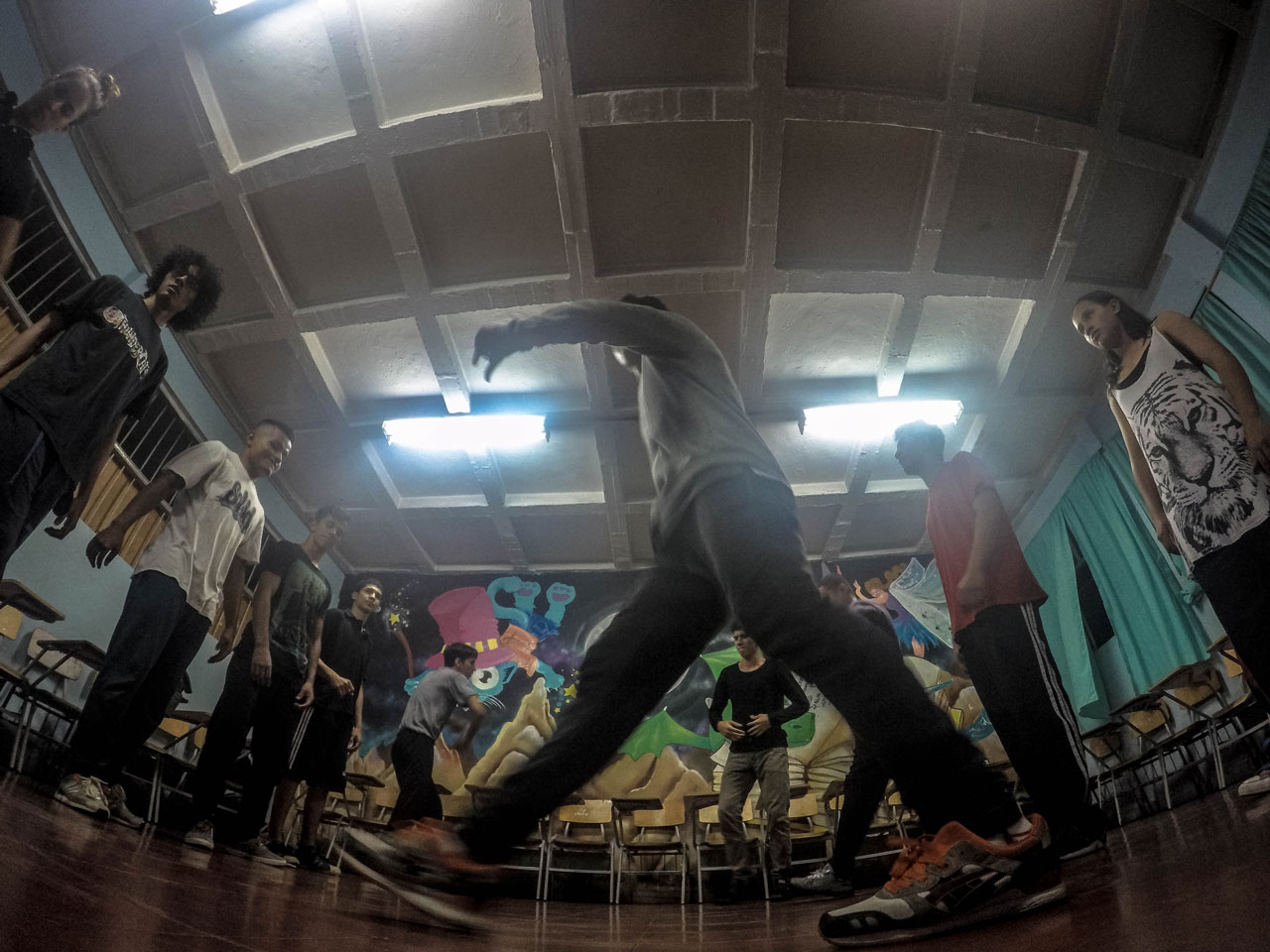 grupo-bailando.jpg