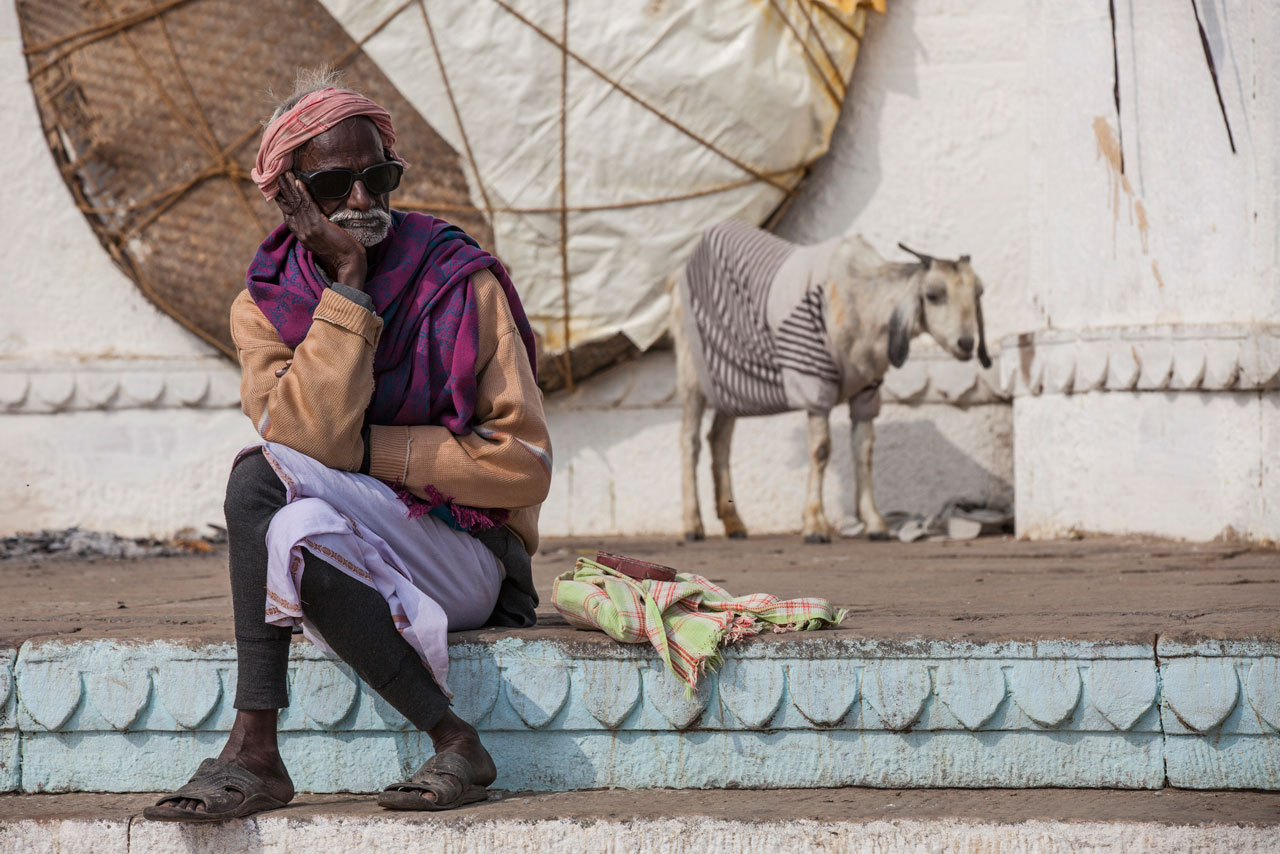 hombre-meditativo-a-orillas-del-rio-ganges-varanasi-india.jpg