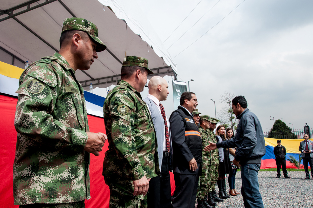 militares-encargados-de-repartir-libretas.jpg