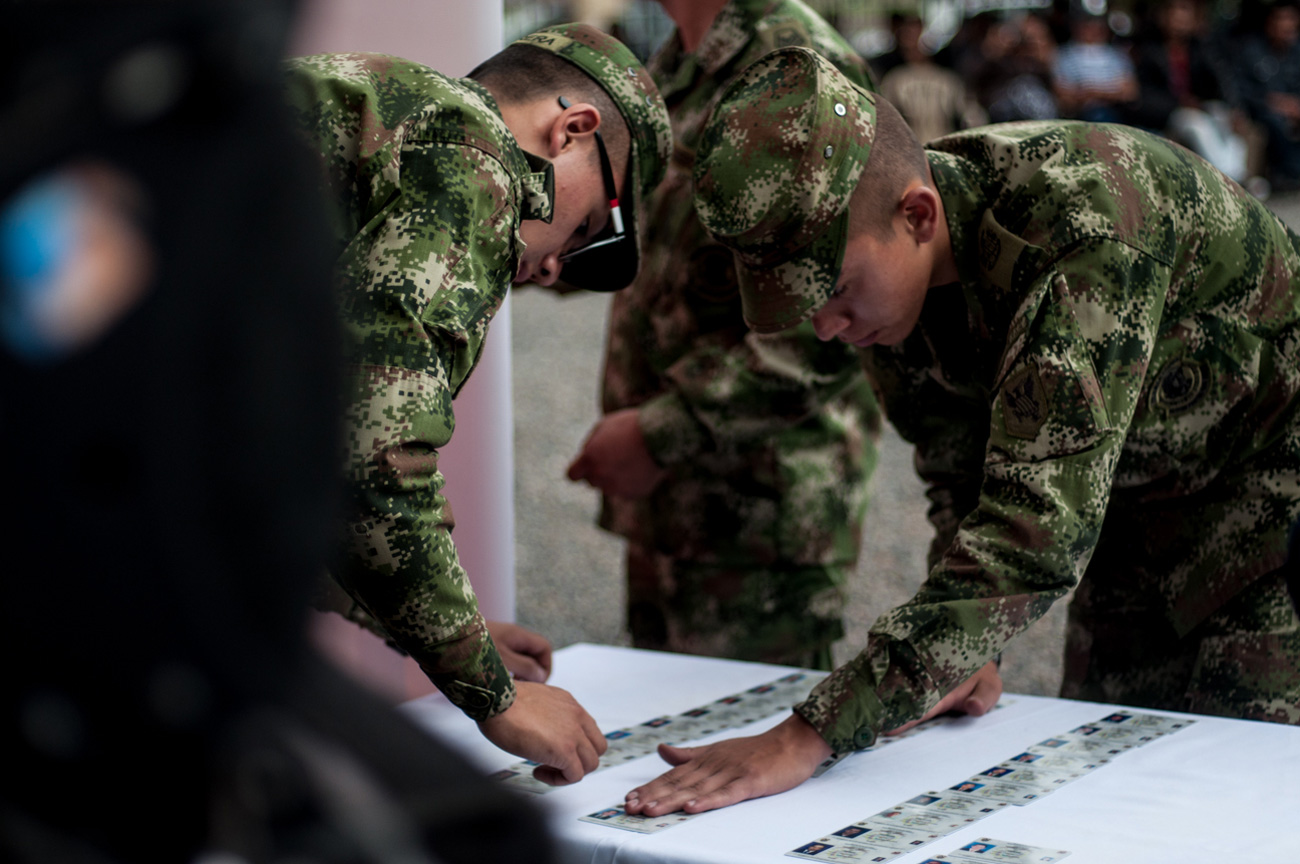 militares-organizando-libretas_0.jpg