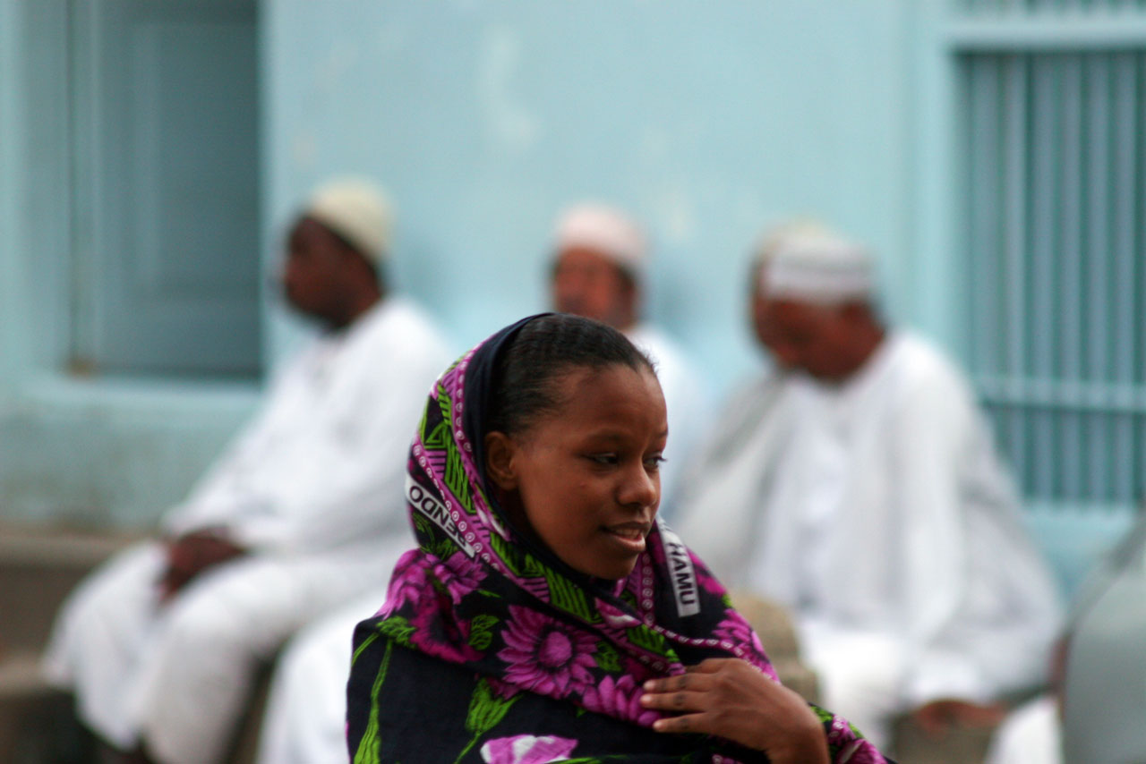 mujer-caminando-antiguas-calles-stonetown-zanzibar-tanzania.jpg