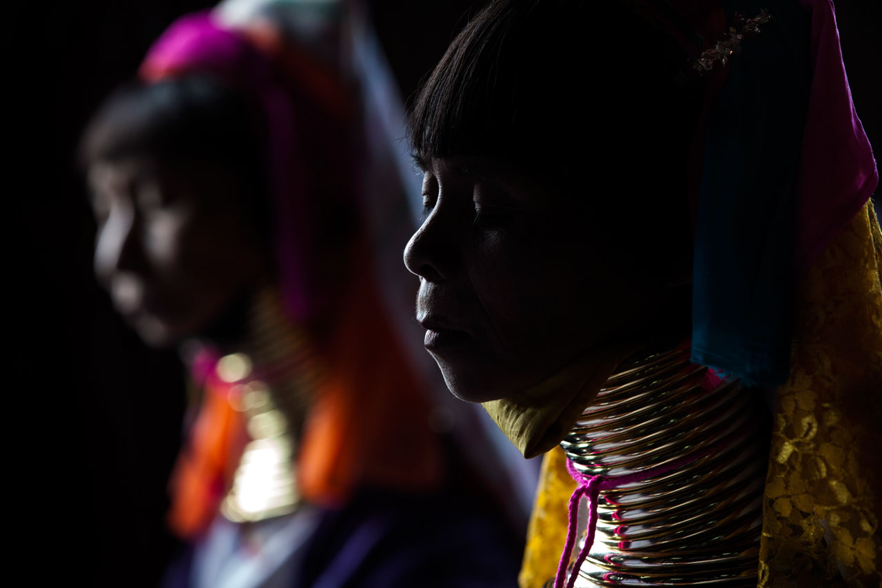 mujer-padaung-tejiendo-lago-inle-myanmar-premio-canon-colombia-fotografia.jpg