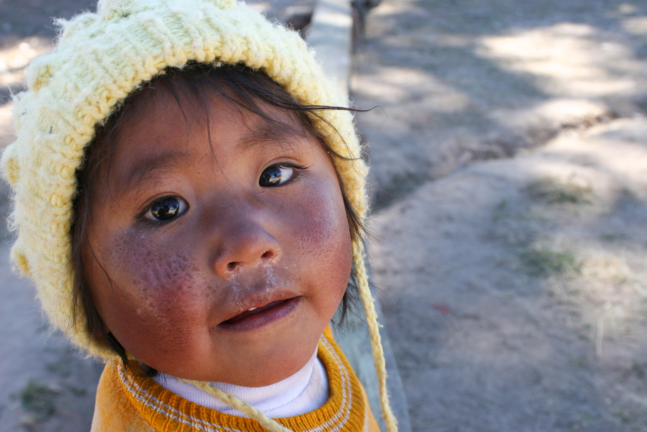 nina-uru-lago-titicaca-puno-peru.jpg