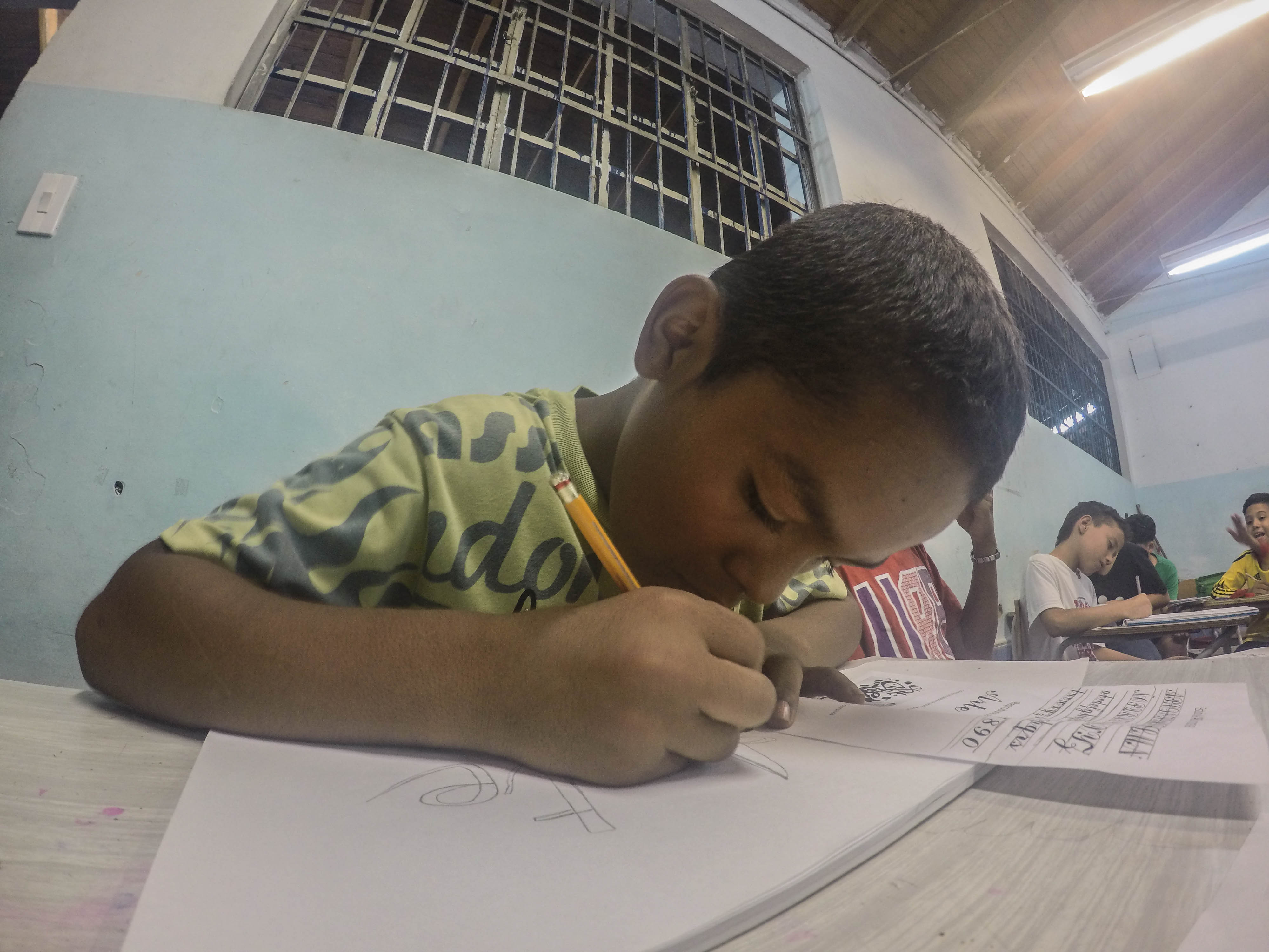 nino_escribiendo_en_clase_de_graffitti.jpg