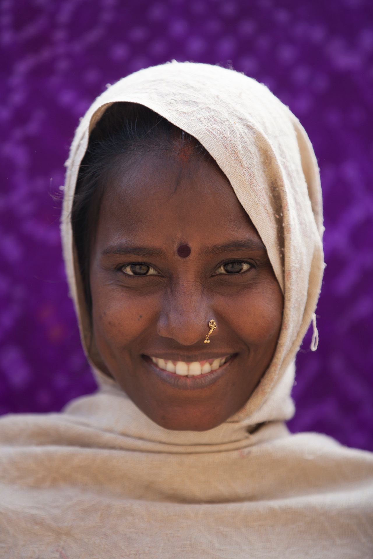 sonrisa-joven-lavadora-ropa-varanasi-india.jpg