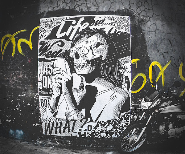 Ferizuku le pega una bofetada a la sociedad con su ‘paste up’ 