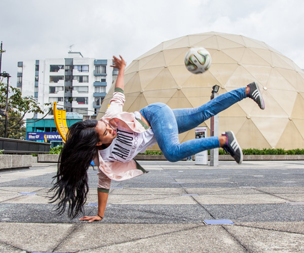 Chicas que le jalan al fútbol ‘freestyle’, el arte de dominar la pelota a punta de trucos