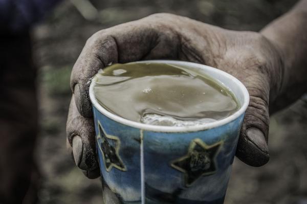 Imágenes de manos del campesinado colombiano.