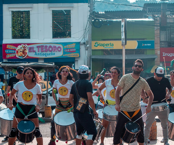 Rugen los garroteros en el Festival de la Tigra