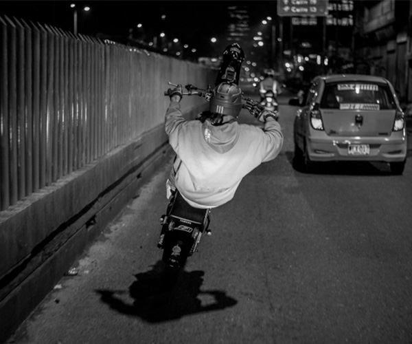 moto stunt nocturno