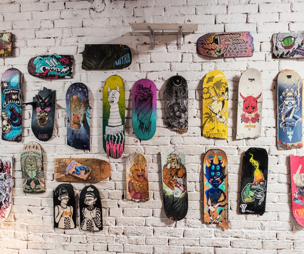 Dieciocho creadores criollos se dieron cita en La Redada Miscelánea Cultural para exorcizar sus demonios a punta de ilustración sobre tablas de skate